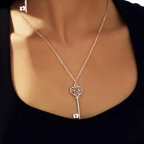 Jewelry - Vintage feel Heart shaped gold key pendant necklace. New.